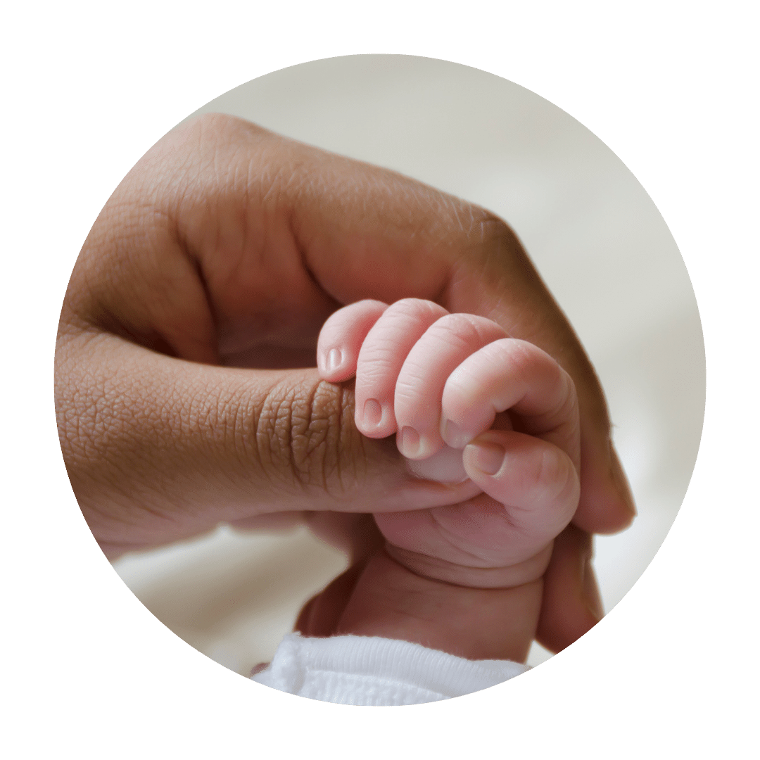 Endometriose Kinderwunsch: Baby hält Finger der Mutter